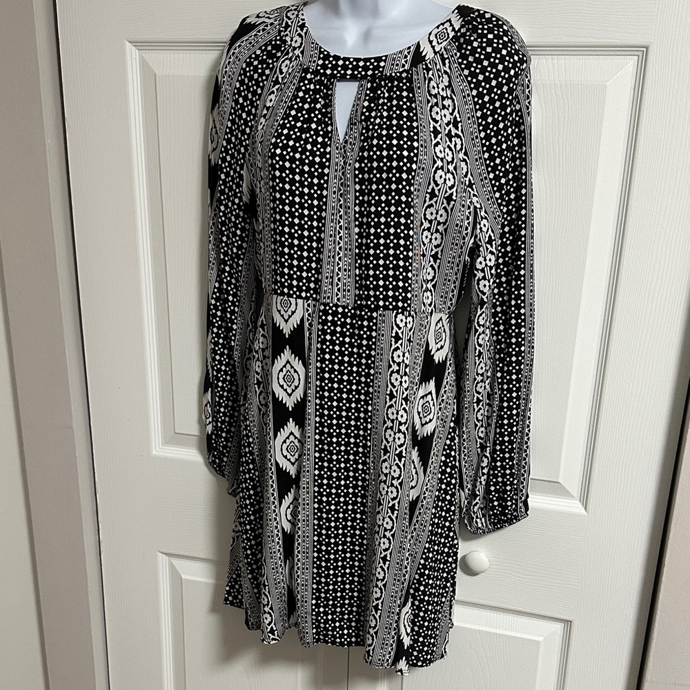 Chic Black and White Long Sleeve Dress